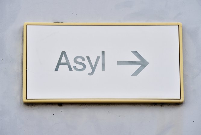 Begriff "Asyl" auf einem Schild