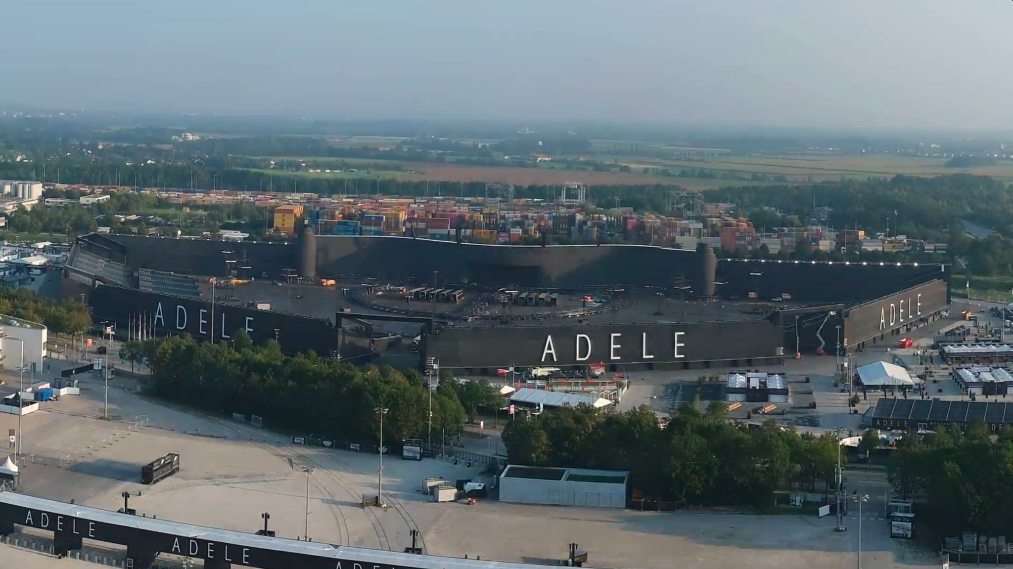 Die Arena samt Adele-World verschwindet über zwei Wochen hinweg.  