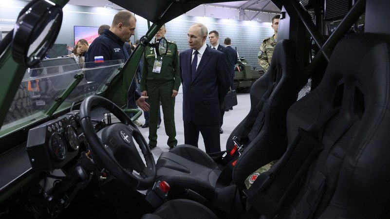 Bei einer Ausstellung am 6. Juli 2025 in Moskau | Bild: Mikhail Metzel/Picture Alliance Bei einer Ausstellung am 6. Juli 2025 in Moskau