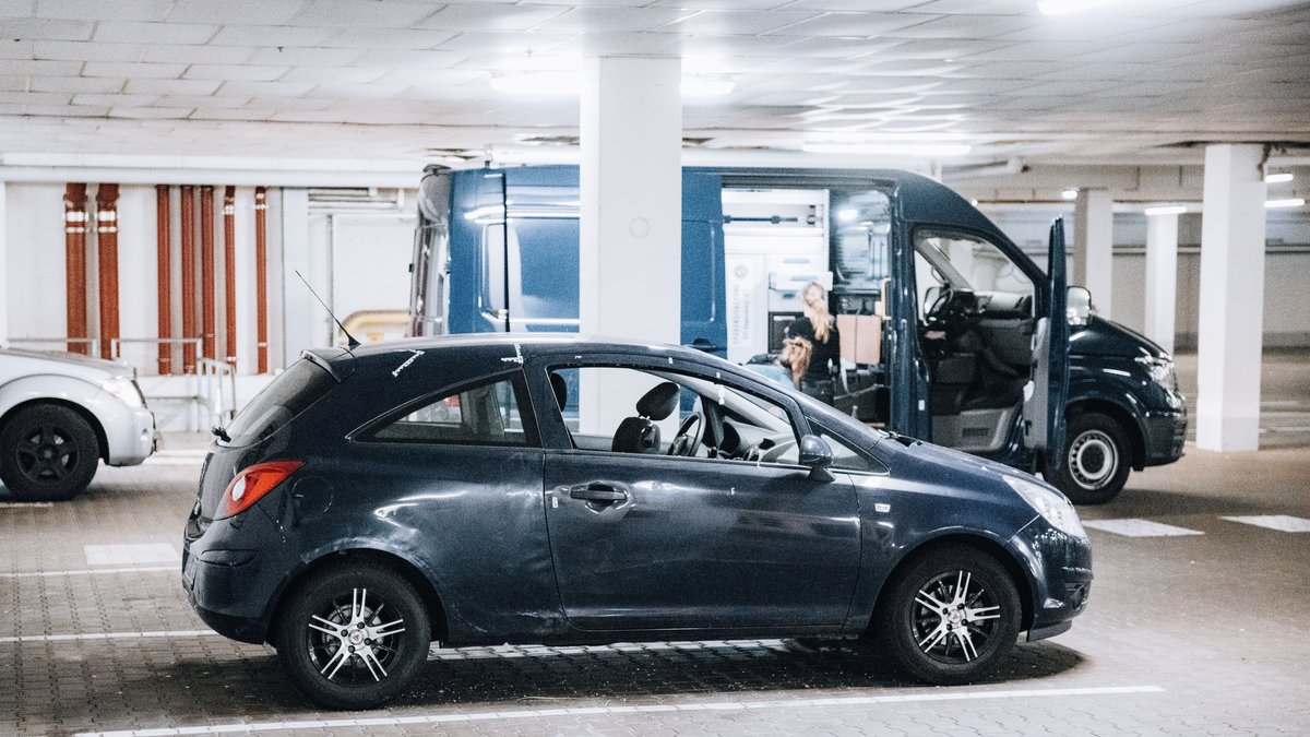 Auto in der Tiefgarage des Baumarkts in Regensburg, in dem die tote Frau entdeckt worden war.