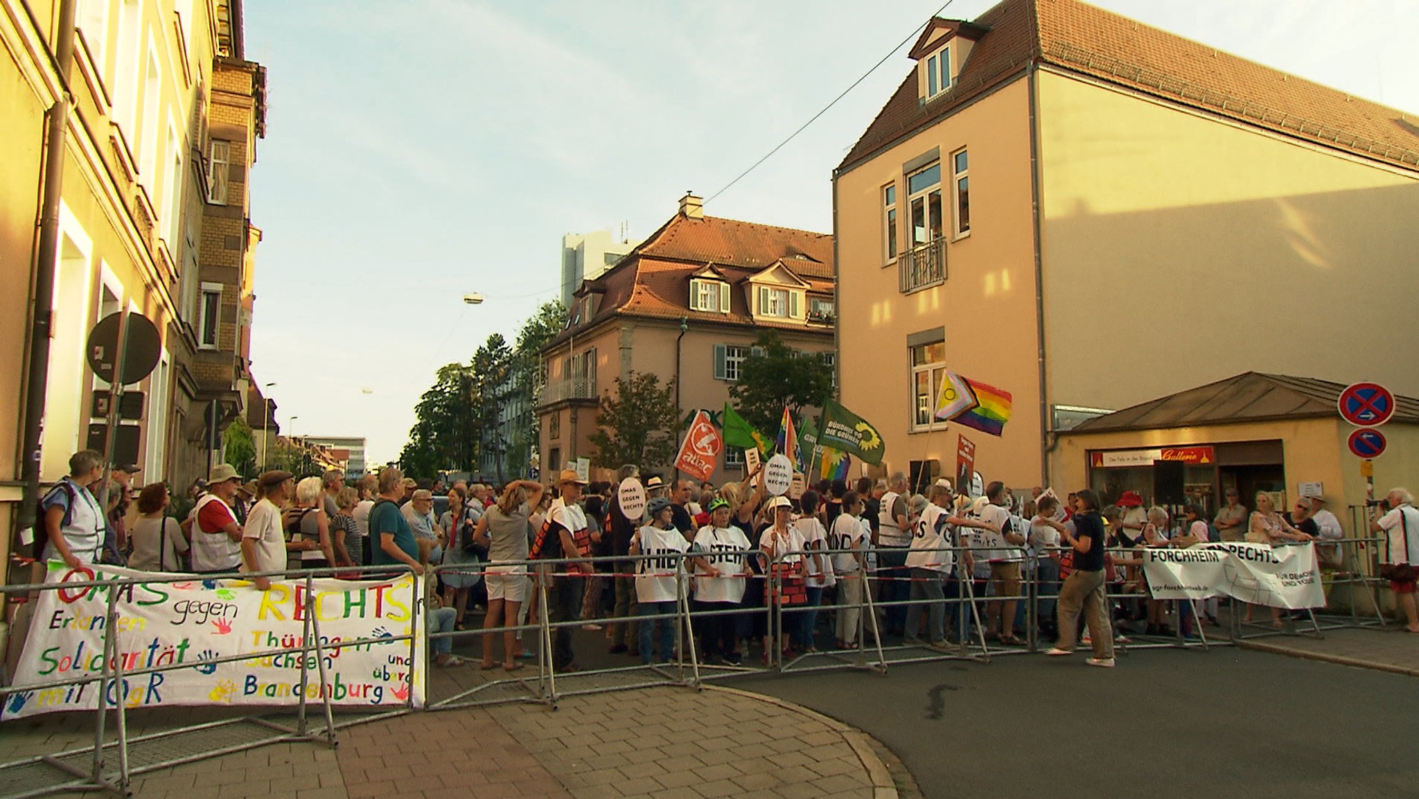 Demo vor dem Kamingespräch mit Ulrich Vosgerau in Erlangen