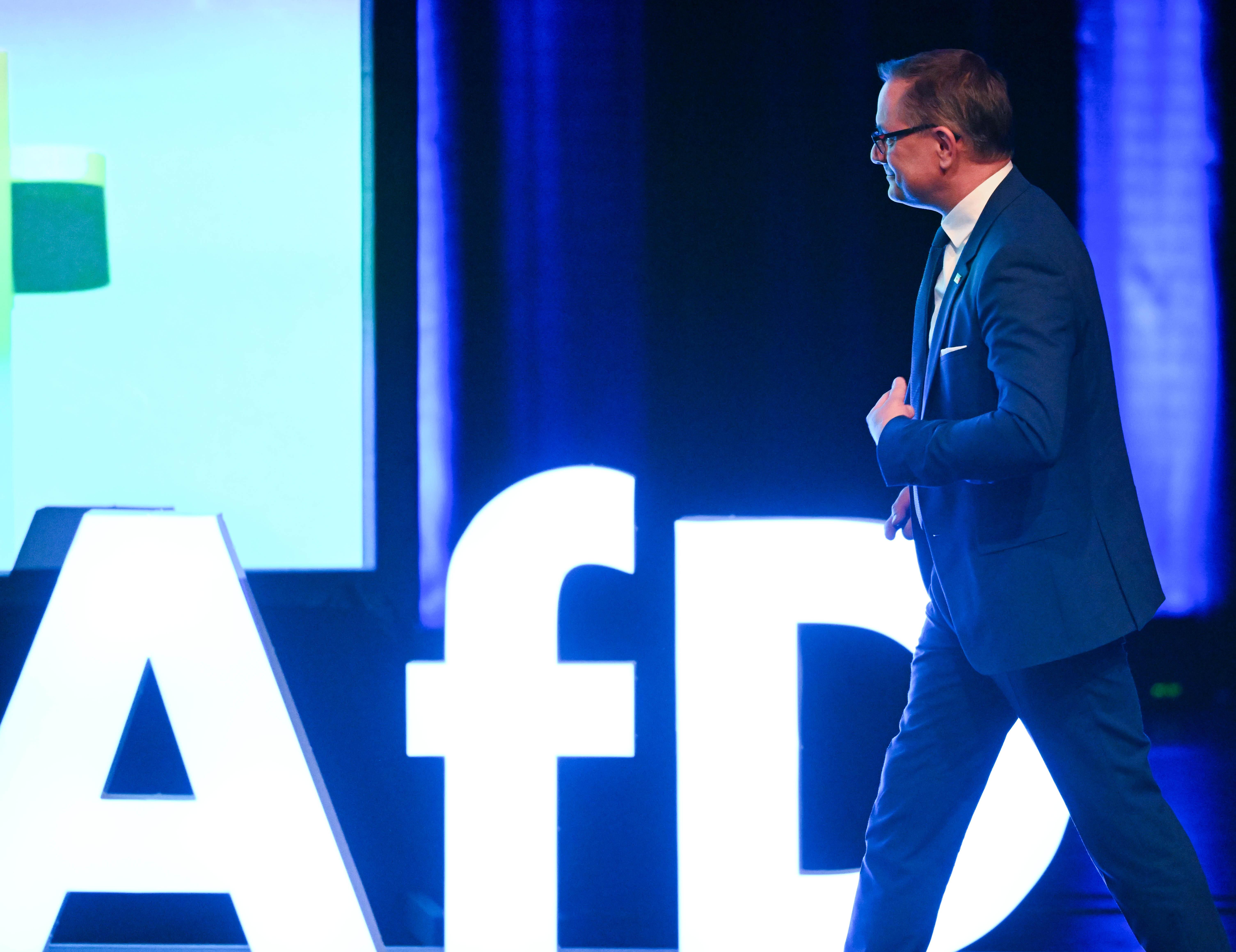 Tino Chrupalla, AfD Bundessprecher, geht in der Donauhalle an einem Logo der Partei AfD vorbei. 