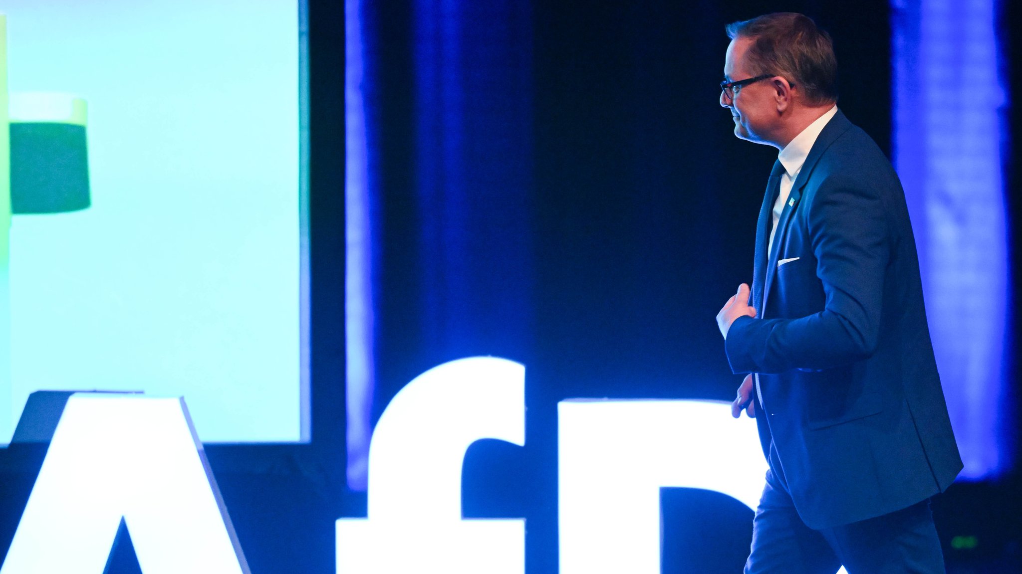 Tino Chrupalla, AfD Bundessprecher, geht in der Donauhalle an einem Logo der Partei AfD vorbei. 