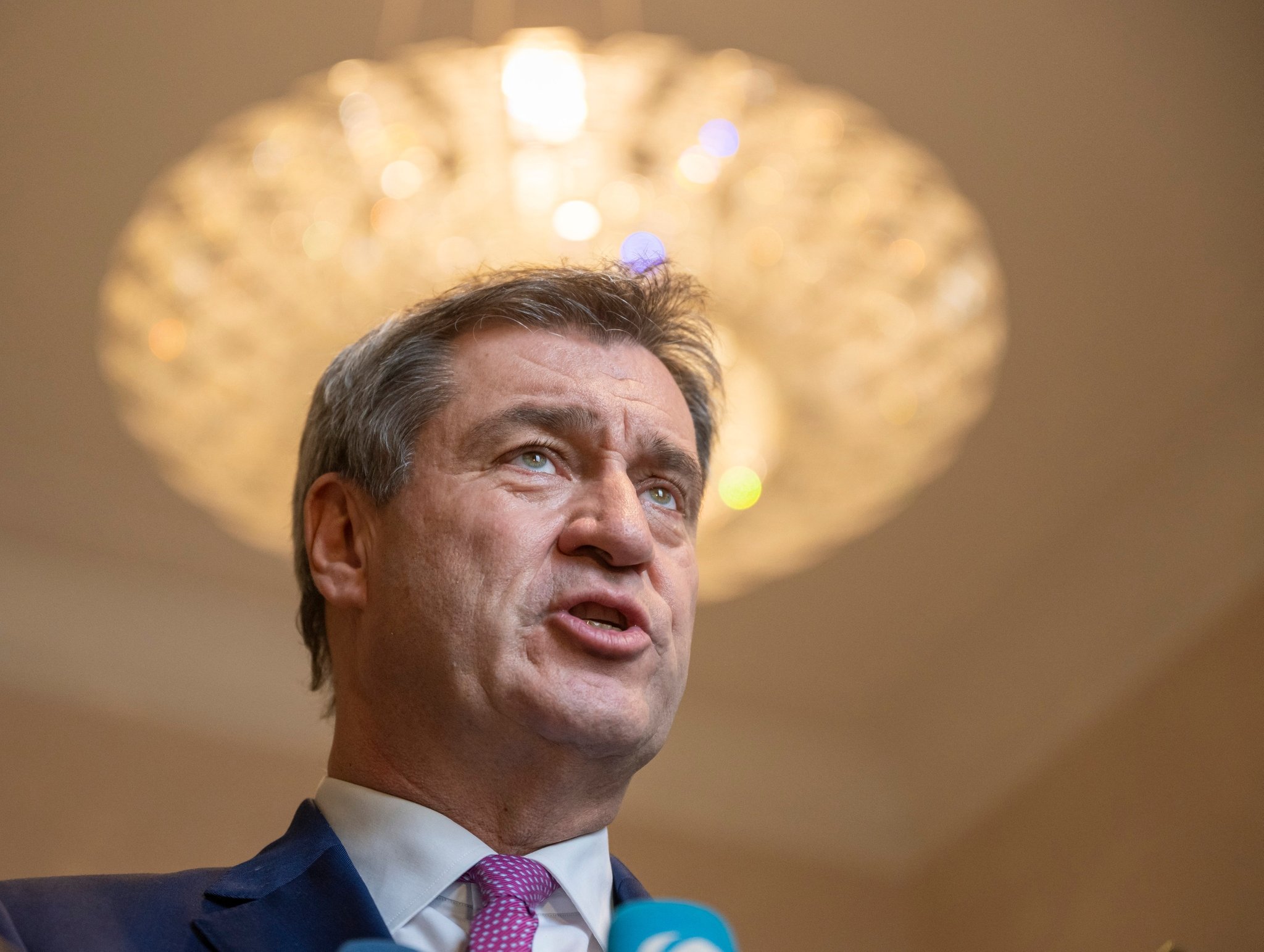 Markus Söder, (CSU) Ministerpräsident von Bayern, vor Beginn der Plenarsitzung im bayerischen Landtag.