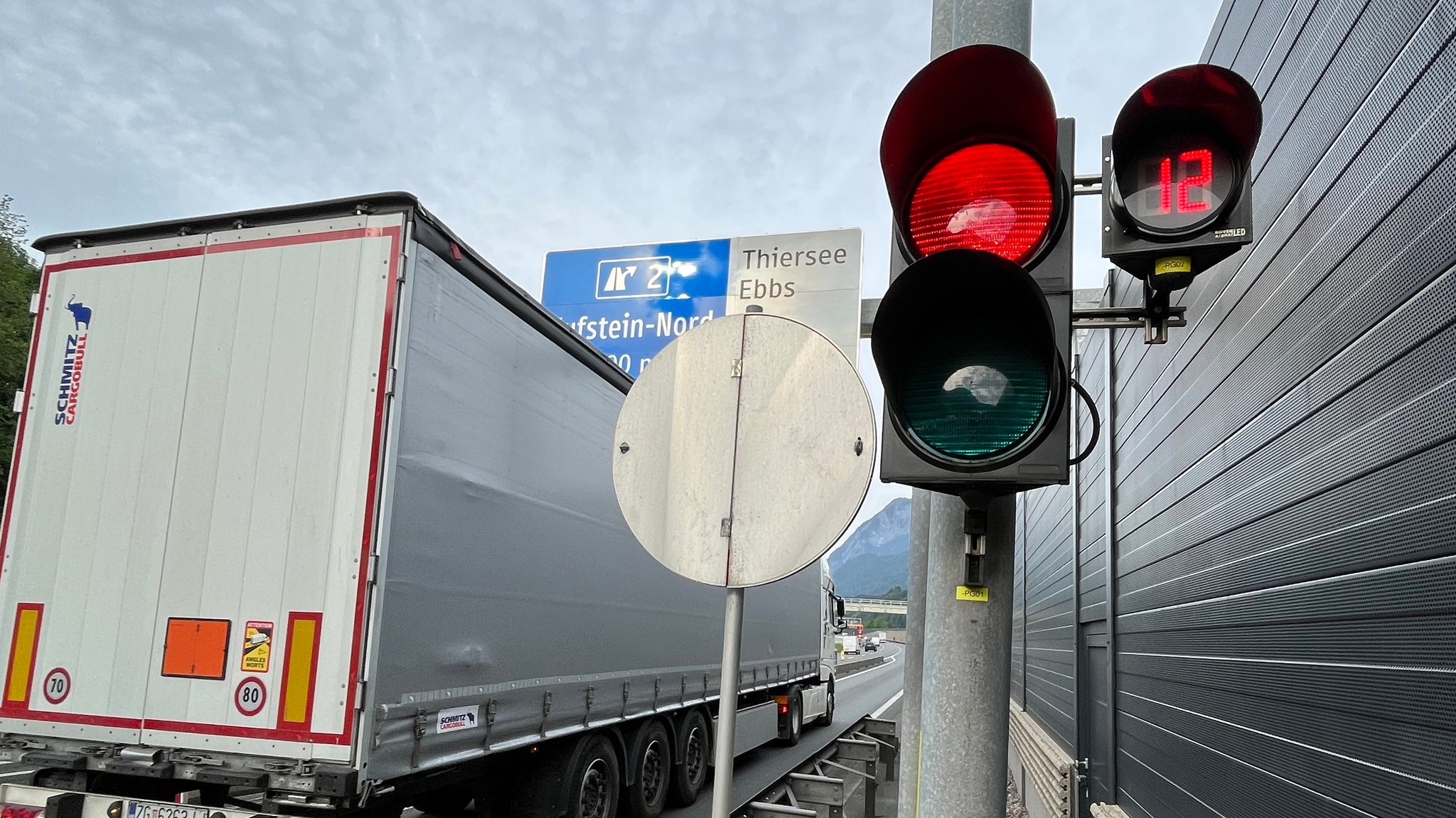 Ampel auf rot, LKW