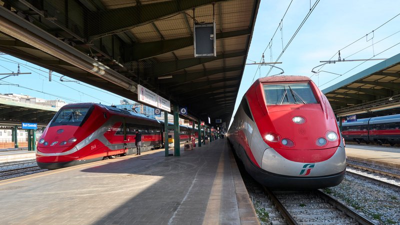 (Archivbild) Frecciarossa-Schnellzug am Bahnhof Bari | Bild: picture alliance / NurPhoto | Matteo Della Torre (Archivbild) Frecciarossa-Schnellzug am Bahnhof Bari