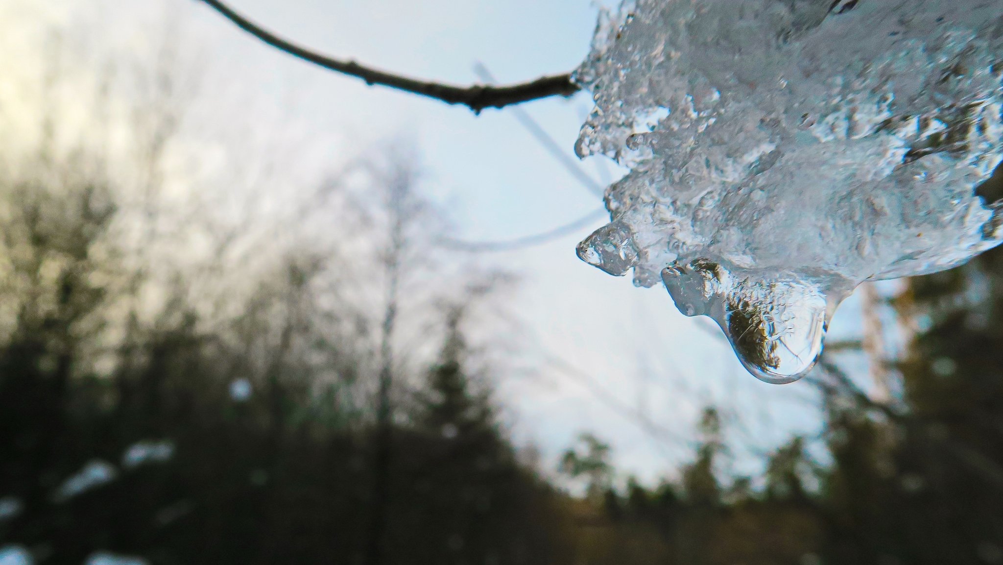 Milde Luft aus Südengland und der Bretagne läutet Wetterwechsel ein: Schneeschmelze und kräftiger Regen lassen die Flusspegel steigen.