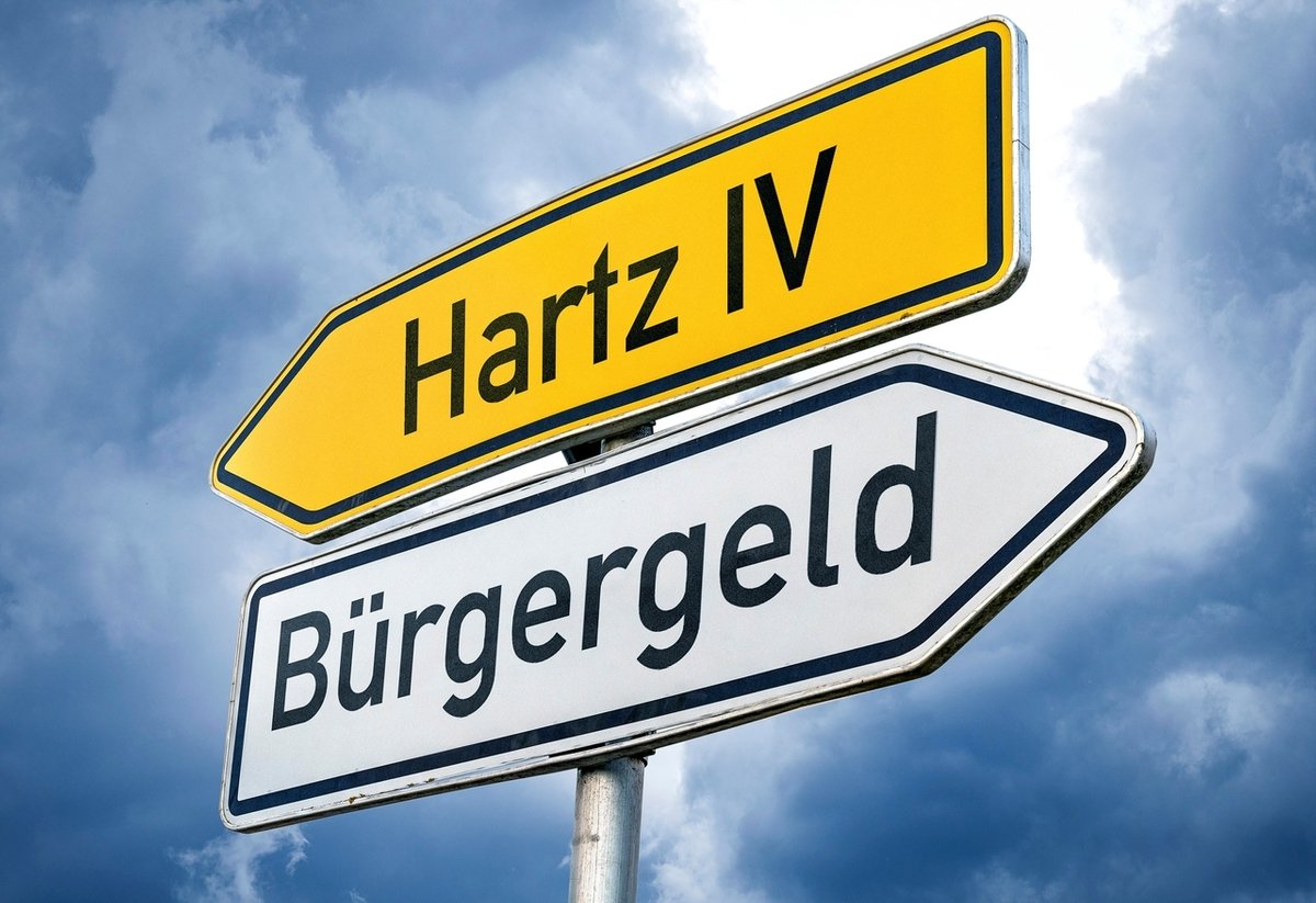 Symbolbild: Schilder zeigen die Begriffe "Bürgergeld" und "Hartz IV"
