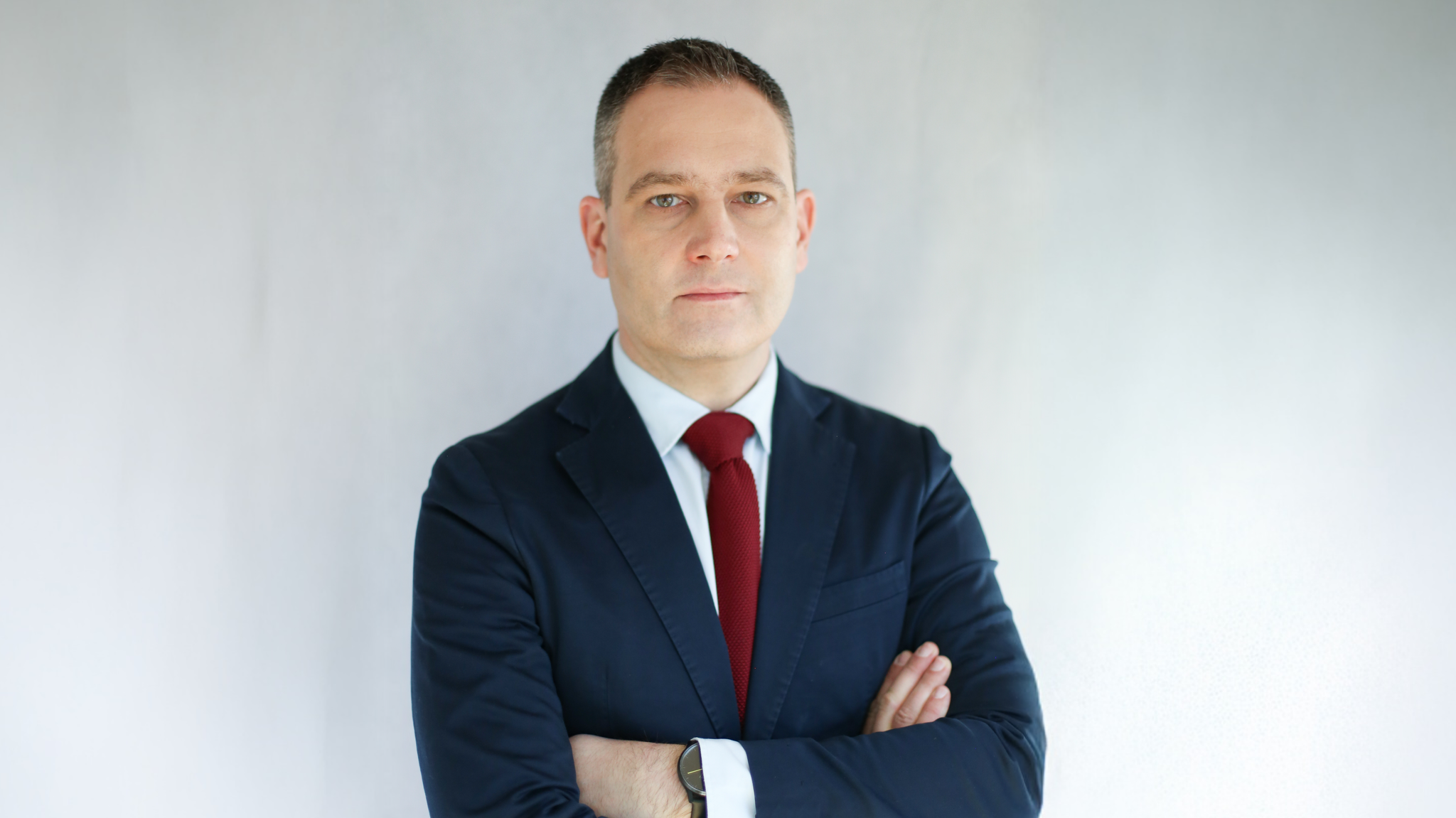 Ein Mann in blauem Anzug und Krawatte, es ist der Militärexperte Gustav Gressel