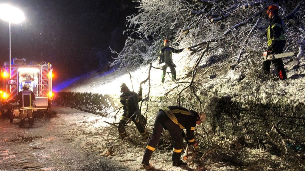 Im Landkreis Miltenberg haben starke Schneefälle zu Straßensperrungen und Stromausfällen geführt.