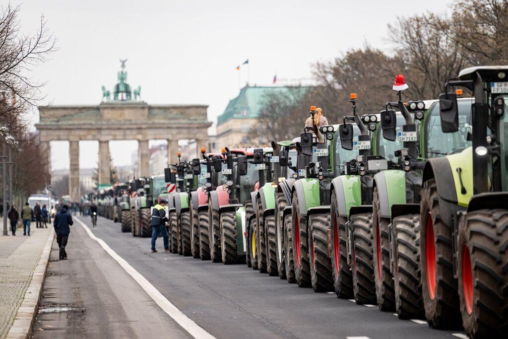18.12.2023, Berlin: Landwirte nehmen mit Traktoren mit der Aufschrift ·Stirbt der Bauer stirbt das Land· auf einer Demonstration des Deutschen Bauernverbandes unter dem Motto «Zu viel ist zu viel! Jetzt ist Schluss!» teil. Anlass sind die Pläne der Bundesregierung, den Agrardiesel und die Kfz-Steuerbefreiung für die Land- und Forstwirtschaft zu streichen. Foto: Fabian Sommer/dpa +++ dpa-Bildfunk +++