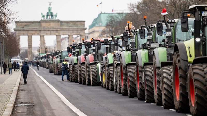 18.12.2023, Berlin: Landwirte nehmen mit Traktoren mit der Aufschrift ·Stirbt der Bauer stirbt das Land· auf einer Demonstration des Deutschen Bauernverbandes unter dem Motto «Zu viel ist zu viel! Jetzt ist Schluss!» teil. Anlass sind die Pläne der Bundesregierung, den Agrardiesel und die Kfz-Steuerbefreiung für die Land- und Forstwirtschaft zu streichen. Foto: Fabian Sommer/dpa +++ dpa-Bildfunk +++