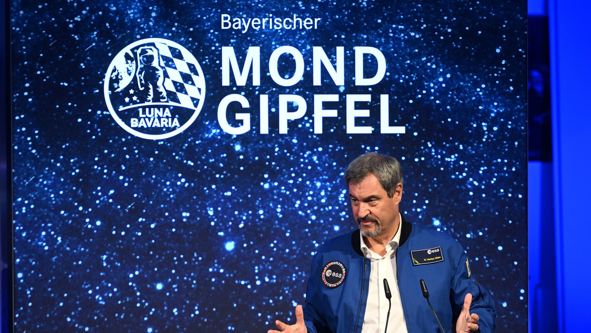 Oberpfaffenhofen: Der Bayerische Ministerpräsident Markus Söder (CSU) spricht über Perspektiven der astronautischen Raumfahrt beim Bayerischen Mondgipfel im Deutsches Zentrum für Luft-und Raumfahrt. | Bild: dpa-Bildfunk/Felix Hörhager Oberpfaffenhofen: Der Bayerische Ministerpräsident Markus Söder (CSU) spricht über Perspektiven der astronautischen Raumfahrt beim Bayerischen Mondgipfel im Deutsches Zentrum für Luft-und Raumfahrt.