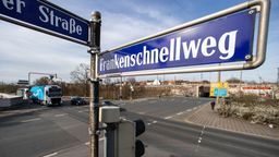 Straßenschild an einer Kreuzung am Frankenschnellweg in Nürnberg | Bild:dpa-Bildfunk/Daniel Karmann
