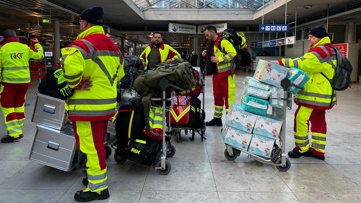 Helfer des RKT-Rettungsdienstes aus Regensburg am Nürnberger Flughafen