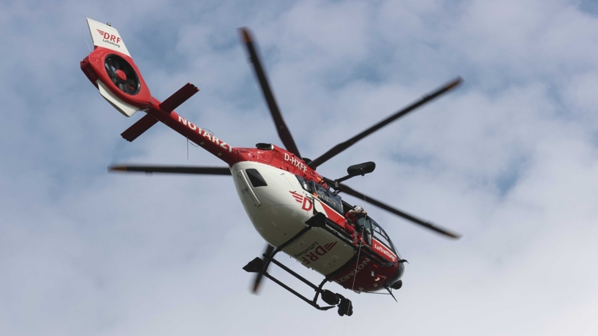 (Symbolbild) Ein Rettungshubschrauber in der Luft.