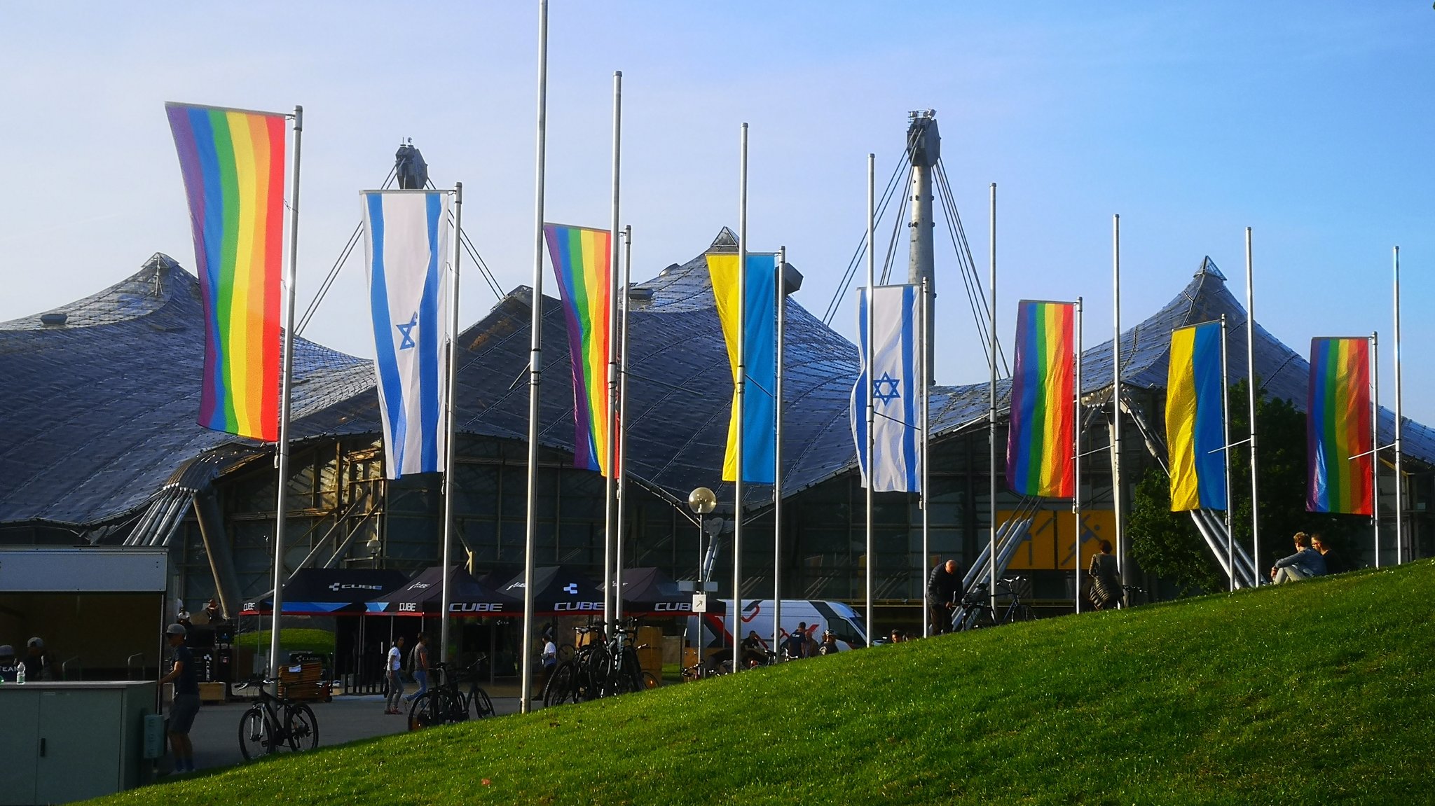 Flaggen von Israel, der Ukraine und Regenbogenflaggen wehen im Olympiapark