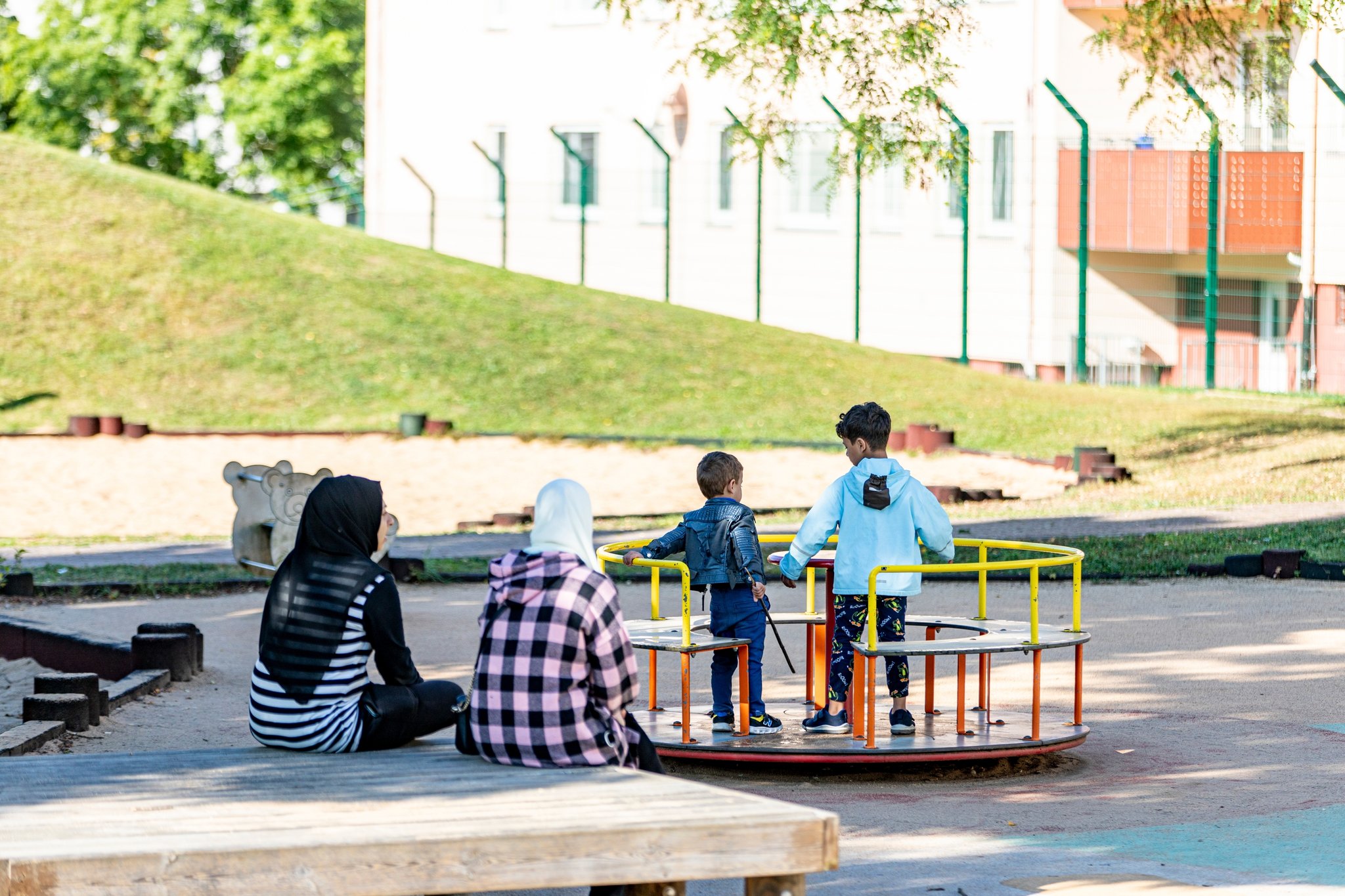 Spielende Kinder auf einem Spielplatz in der Erstaufnahmeeinrichtung Oberfranken.