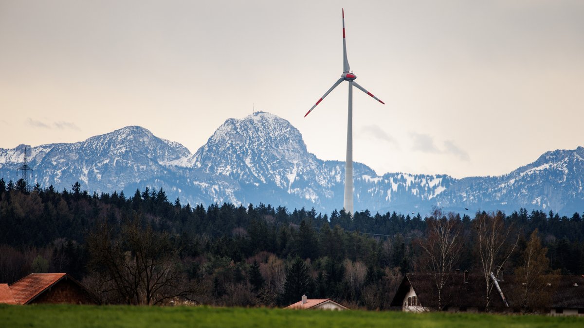 Ein Windrad ist am 28.03.2024 vor der Alpenkette mit dem Gipfel vom Wendelstein zu sehen.