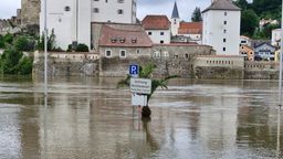 02.06.2024, Bayern, Passau: Ein Schild steht im Hochwasser. Die Drei-Flüsse-Stadt Passau in Niederbayern hat aufgrund des Starkregens ebenfalls mit erheblichem Hochwasser zu kämpfen.  | Bild:dpa-Bildfunk/Markus Zechbauer