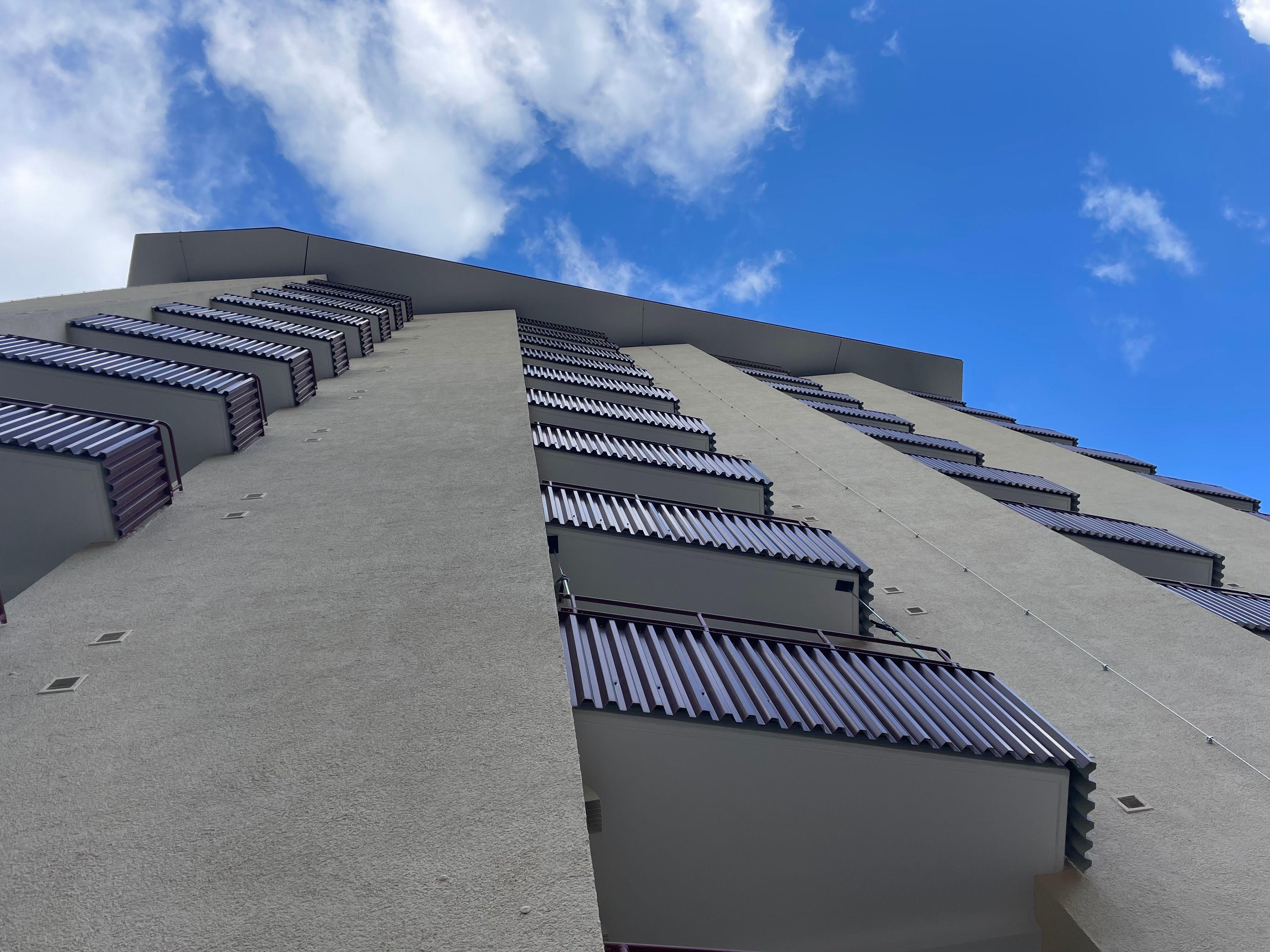 Blick von unten auf eines der ersten Appartementhäuser in Bayern, 1956 von Siemens errichtet.