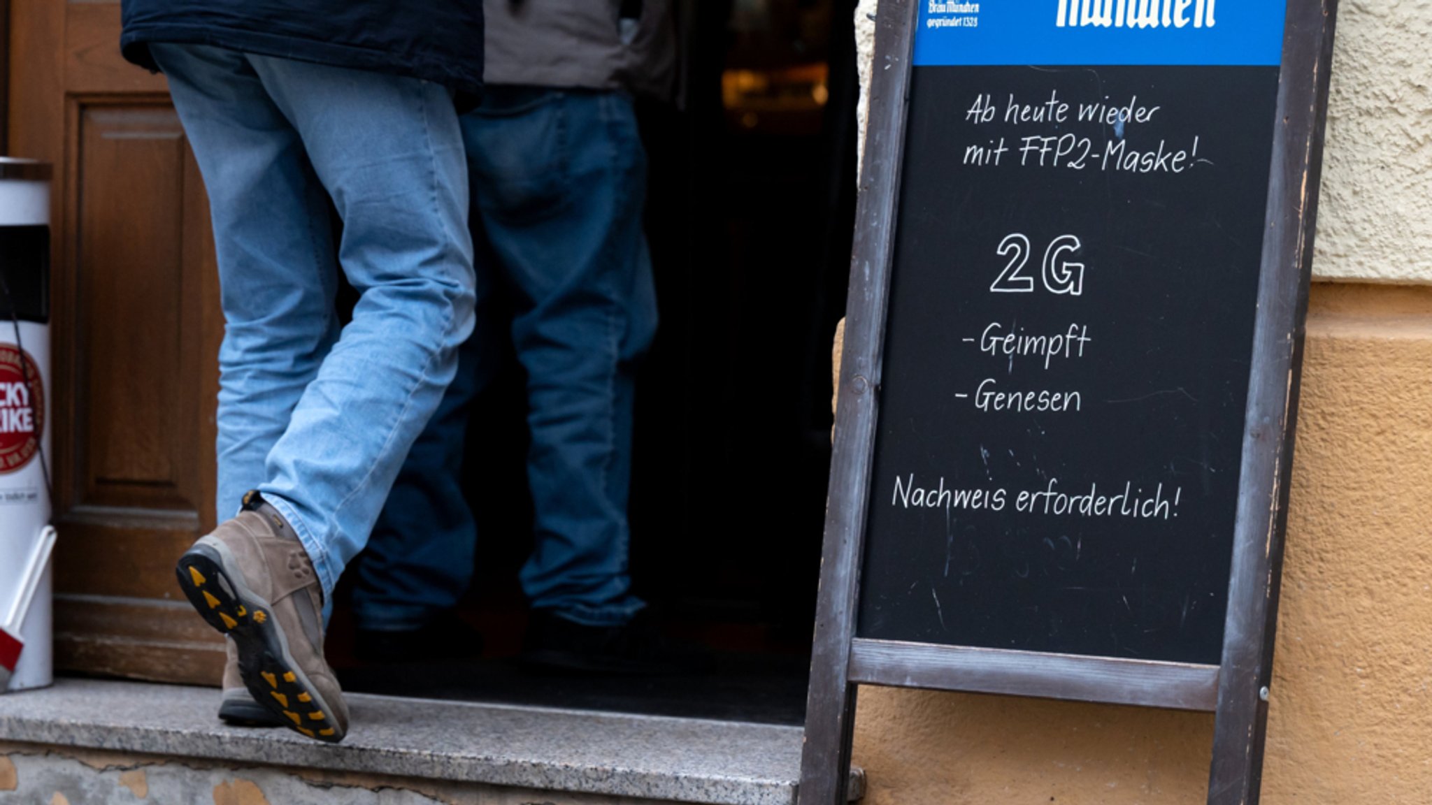 Tafel mit 2G-Vorschrift an einer Münchner Gaststätte