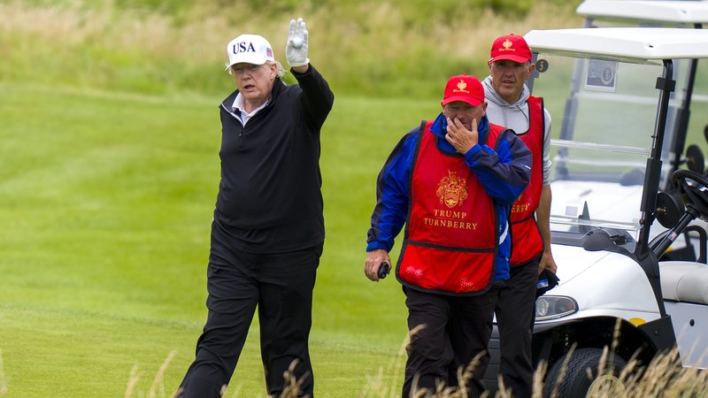 US-Präsident Trump am Sonntag auf seinem schottischen Golfplatz. | Bild: pa/empics | Jane Barlow US-Präsident Trump am Sonntag auf seinem schottischen Golfplatz.