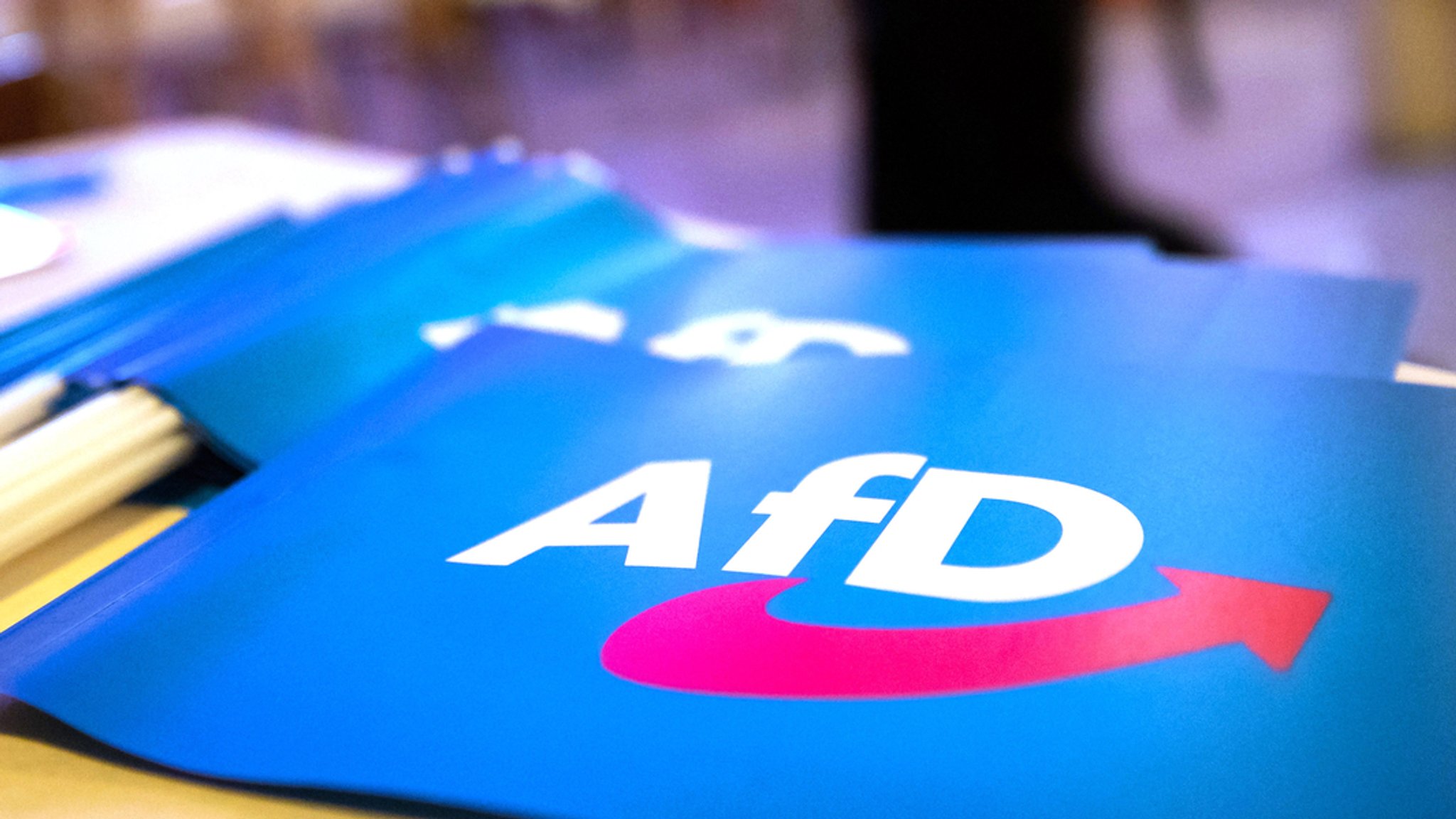 Eine AfD-Fahne liegt auf einem Tisch.