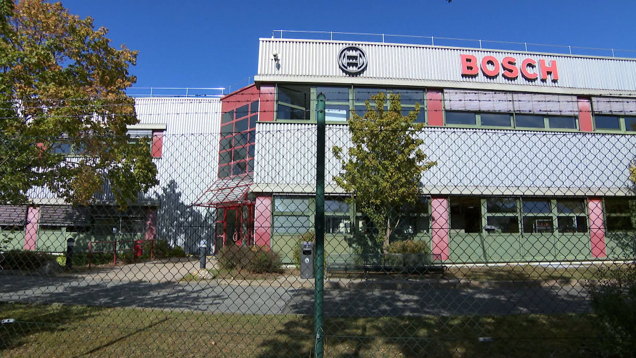 Die Autobranche steckt tief in der Krise: Starke Konkurrenz aus China, fehlende Innovation und steigender Preisdruck. Viele Firmen haben bereits Jobs gestrichen, gestern kündigte nun Bosch einen Stellenabbau von 900 Arbeitsplätzen an. | Bild: Bayerischer Rundfunk 2026 Die Autobranche steckt tief in der Krise: Starke Konkurrenz aus China, fehlende Innovation und steigender Preisdruck. Viele Firmen haben bereits Jobs gestrichen, gestern kündigte nun Bosch einen Stellenabbau von 900 Arbeitsplätzen an.