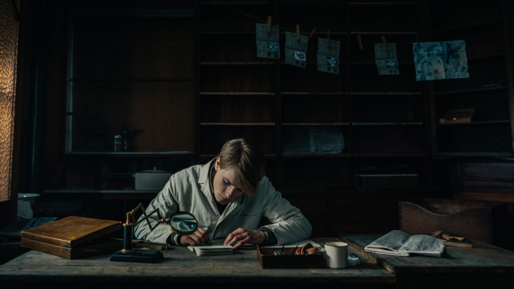 Louis Hofman bei der Arbeit als "Der Passfälscher" von Maggie Peren.