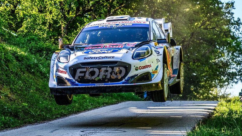 Rallye-Auto auf der Straße (Symbolbild) | Bild: dpa-Bildfunk/Ford-Werke GmbH Rallye-Auto auf der Straße (Symbolbild)