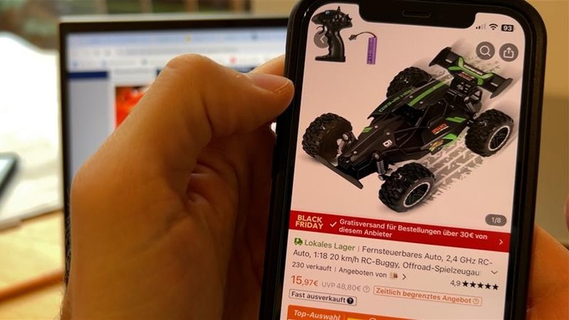 Eine Person bestellt ein billiges Spielzeugauto im Internet. | Bild: BR24/Andreas Schuster Eine Person bestellt ein billiges Spielzeugauto im Internet.