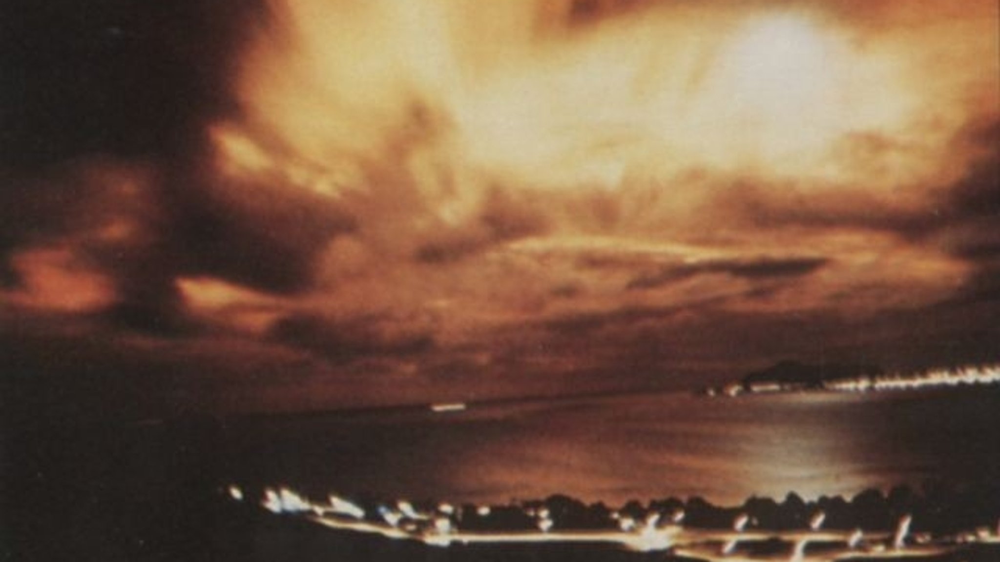Die Explosion des US-Atombombentest "Starfisch Prime", fotografiert an der Küste Honolulus, Hawaii | Bild: nuclearweaponsarchive.org/Usa/Tests/Dominic.html Die Explosion des US-Atombombentest "Starfisch Prime", fotografiert an der Küste Honolulus, Hawaii