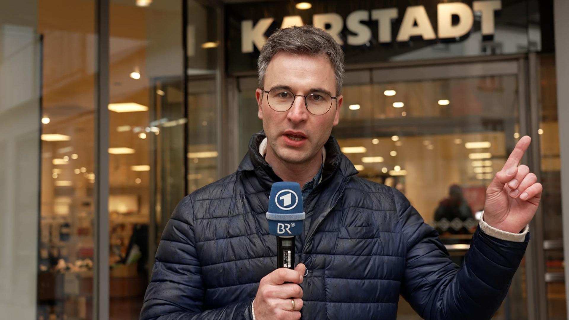 Reporter Andreas Herz steht vor der Karstadt-Filiale, in der drei Brände gelegt wurden