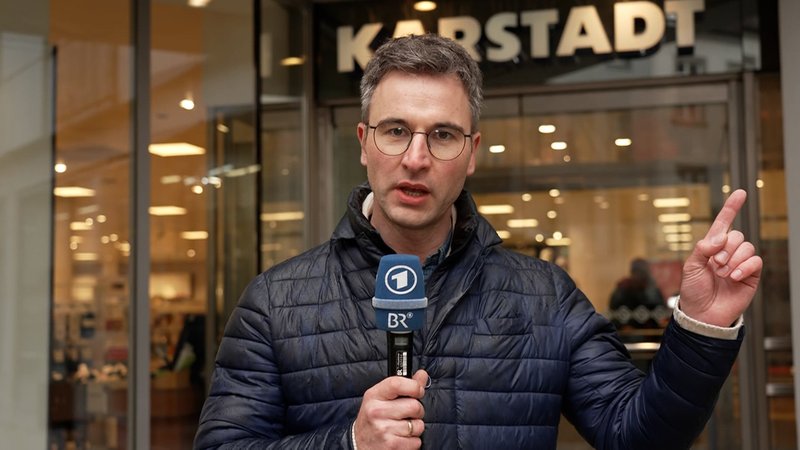 Reporter Andreas Herz steht vor der Karstadt-Filiale, in der drei Brände gelegt wurden