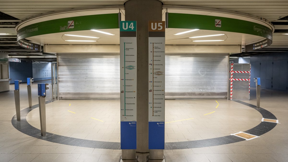 Mit Rolltoren sind die Eingänge zum U-Bahnhof Max-Weber-Platz versperrt (Archivbild)