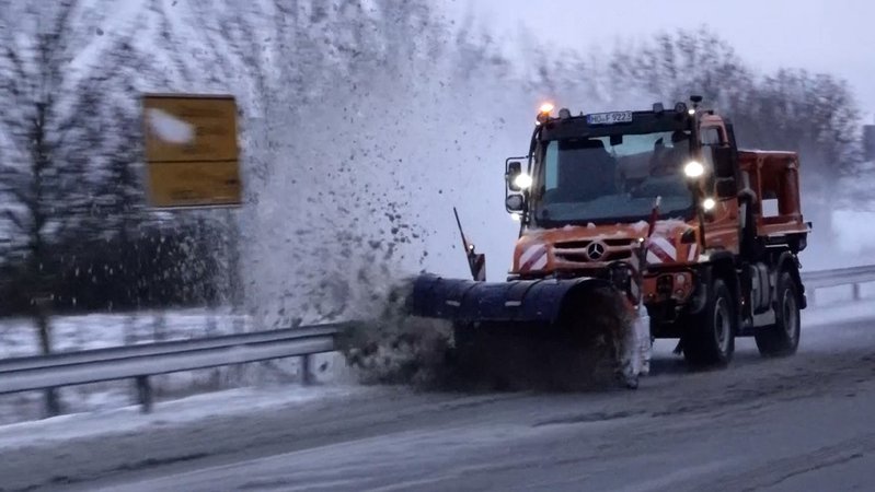 Ein Räumfahrzeug im Raum Würzburg | Bild: Bayerischer Rundfunk 2026 Ein Räumfahrzeug im Raum Würzburg