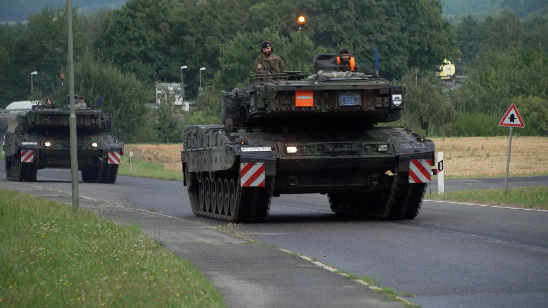 Begleitet von Schwertransport-Warn-Autos und mit etwa 30 Kilometer pro Stunde geht es für die Panzer zurück in die Kaserne nach Pfreimd.