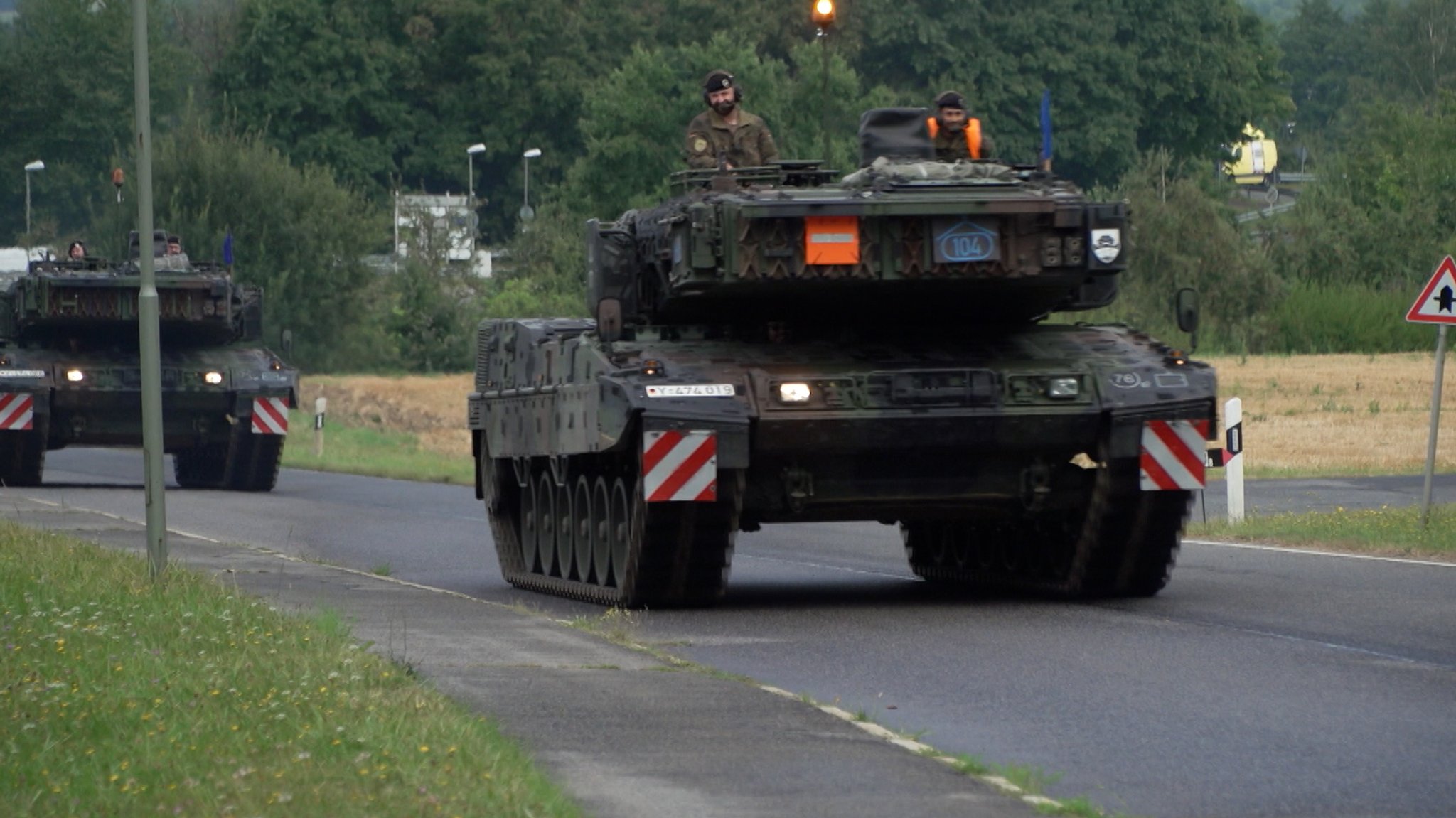 Begleitet von Schwertransport-Warn-Autos und mit etwa 30 Kilometer pro Stunde geht es für die Panzer zurück in die Kaserne nach Pfreimd.