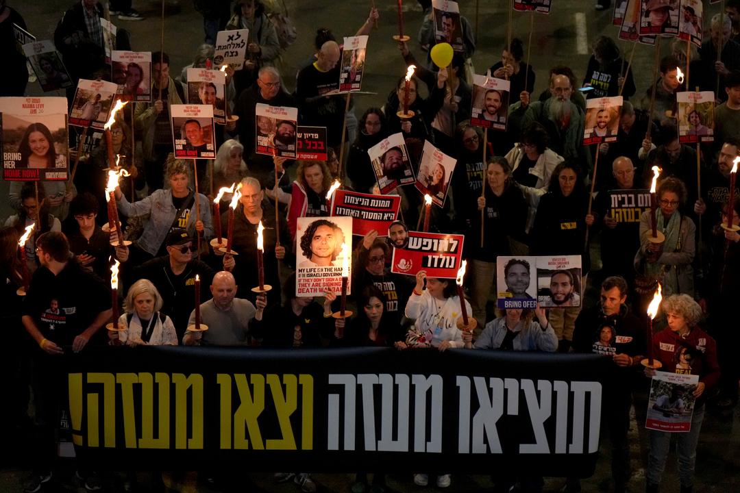 15.01.2025, Israel, Tel Aviv: Verwandte und Freunde von Menschen, die von der Hamas getötet oder entführt und nach Gaza gebracht wurden, reagieren auf die Ankündigung eines Waffenruhestands, indem sie an einer Demonstration teilnehmen.