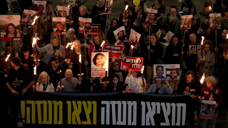 15.01.2025, Israel, Tel Aviv: Verwandte und Freunde von Menschen, die von der Hamas getötet oder entführt und nach Gaza gebracht wurden, reagieren auf die Ankündigung eines Waffenruhestands, indem sie an einer Demonstration teilnehmen. | Bild: dpa-Bildfunk/Ohad Zwigenberg 15.01.2025, Israel, Tel Aviv: Verwandte und Freunde von Menschen, die von der Hamas getötet oder entführt und nach Gaza gebracht wurden, reagieren auf die Ankündigung eines Waffenruhestands, indem sie an einer Demonstration teilnehmen.