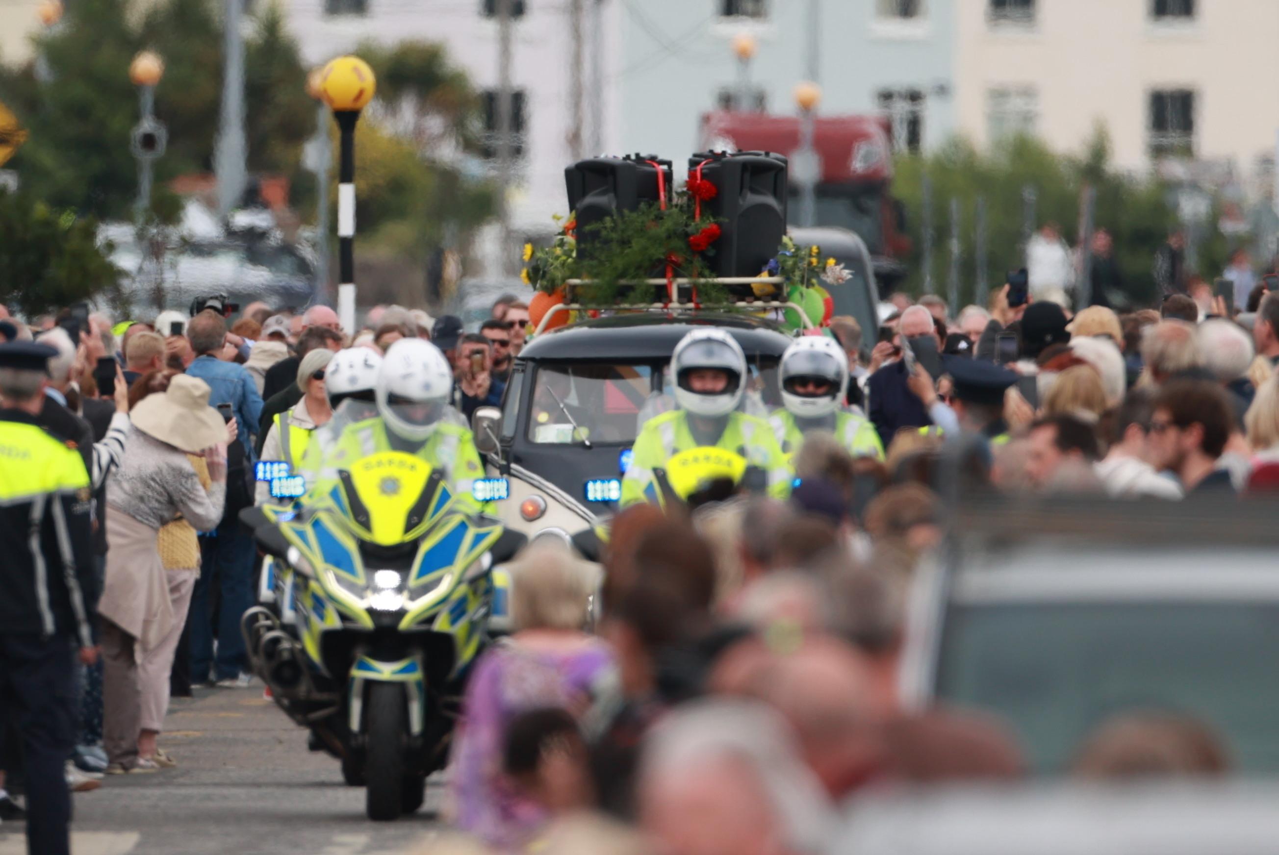 Hunderte Fans kamen, um am Dienstag Sinéad O'Connor in ihrem Heimatort Bray die letzte Ehre zu erweisen | Bild:picture alliance / empics | Liam McBurney