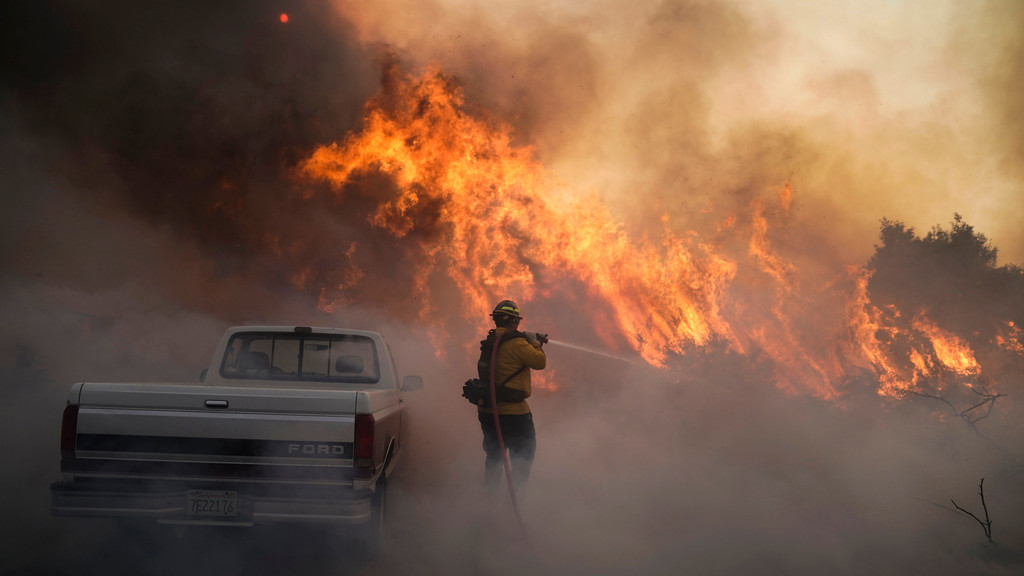 USA, Irvine: Ein Feuerwehrmann ist beim Silverado Fire im Einsatz. 