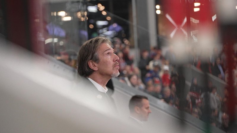 Uwe Krupp in Eishockeystadion | Bild: BR/Sebastian Sitzberger Uwe Krupp in Eishockeystadion
