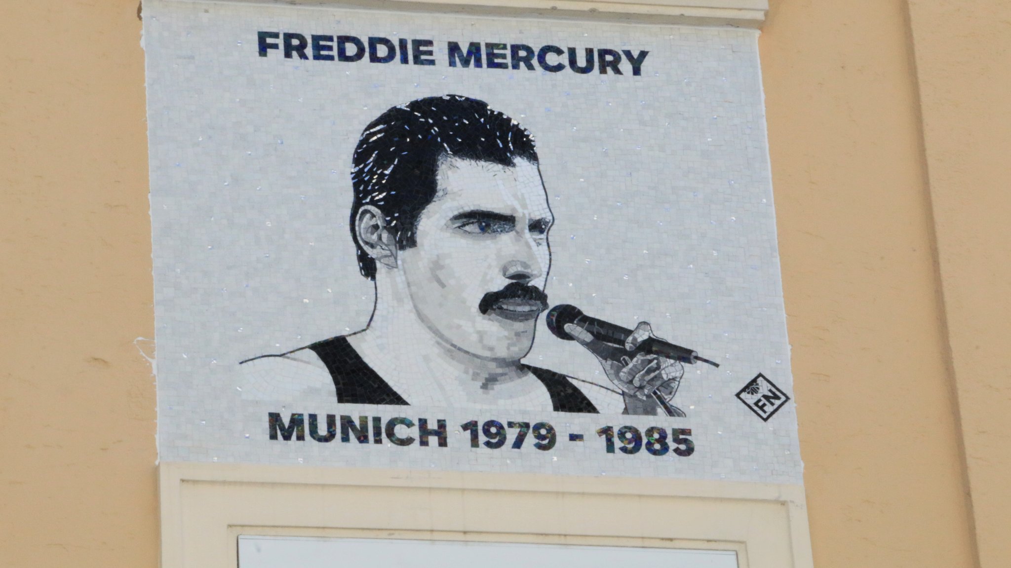 Mosaik am Hotel: "Queen"-Star Freddie Mercury in München geehrt