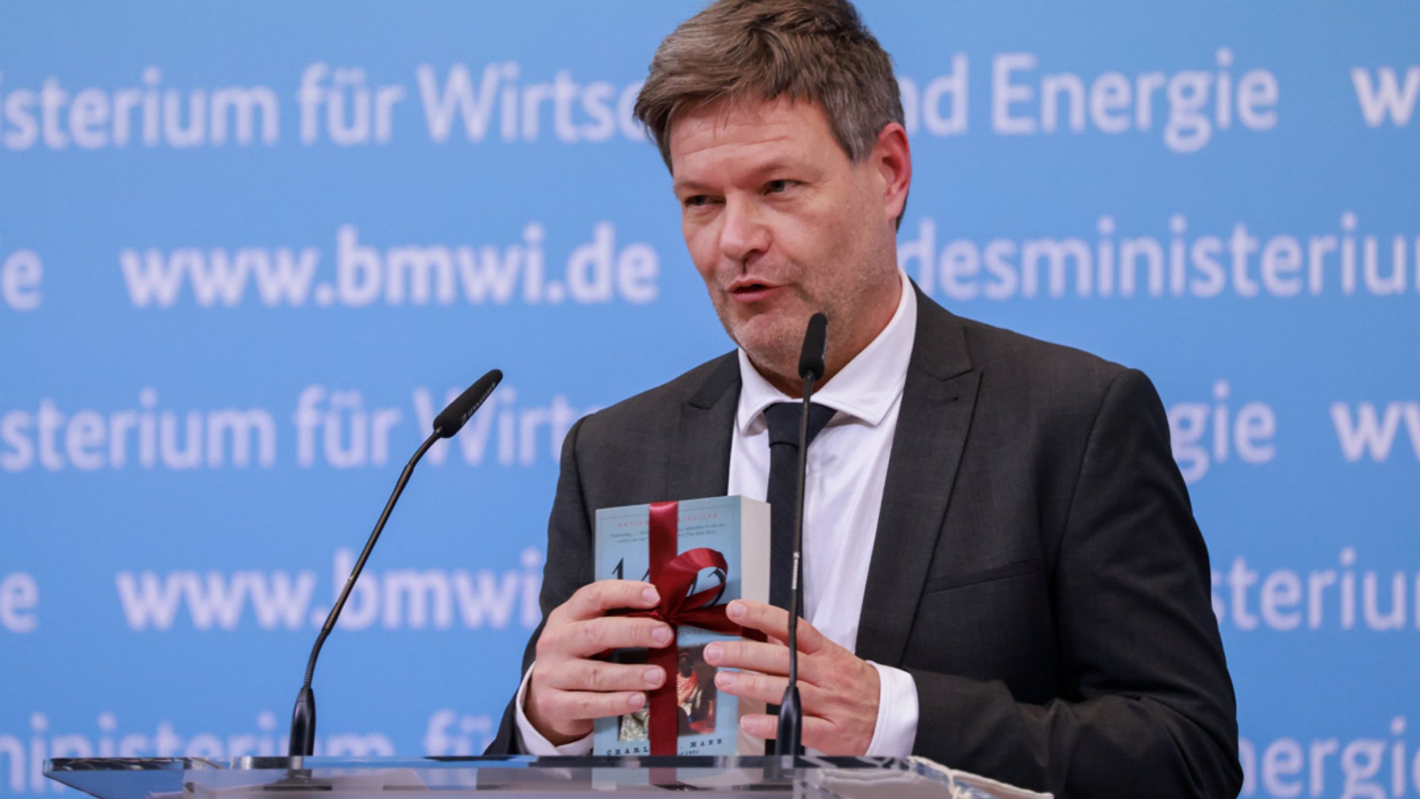 Der neue Wirtschafts- und Klimaschutzminister Robert Habeck (Grüne) verlängert die staatliche Förderung von Elektroautos bis Ende 2022.