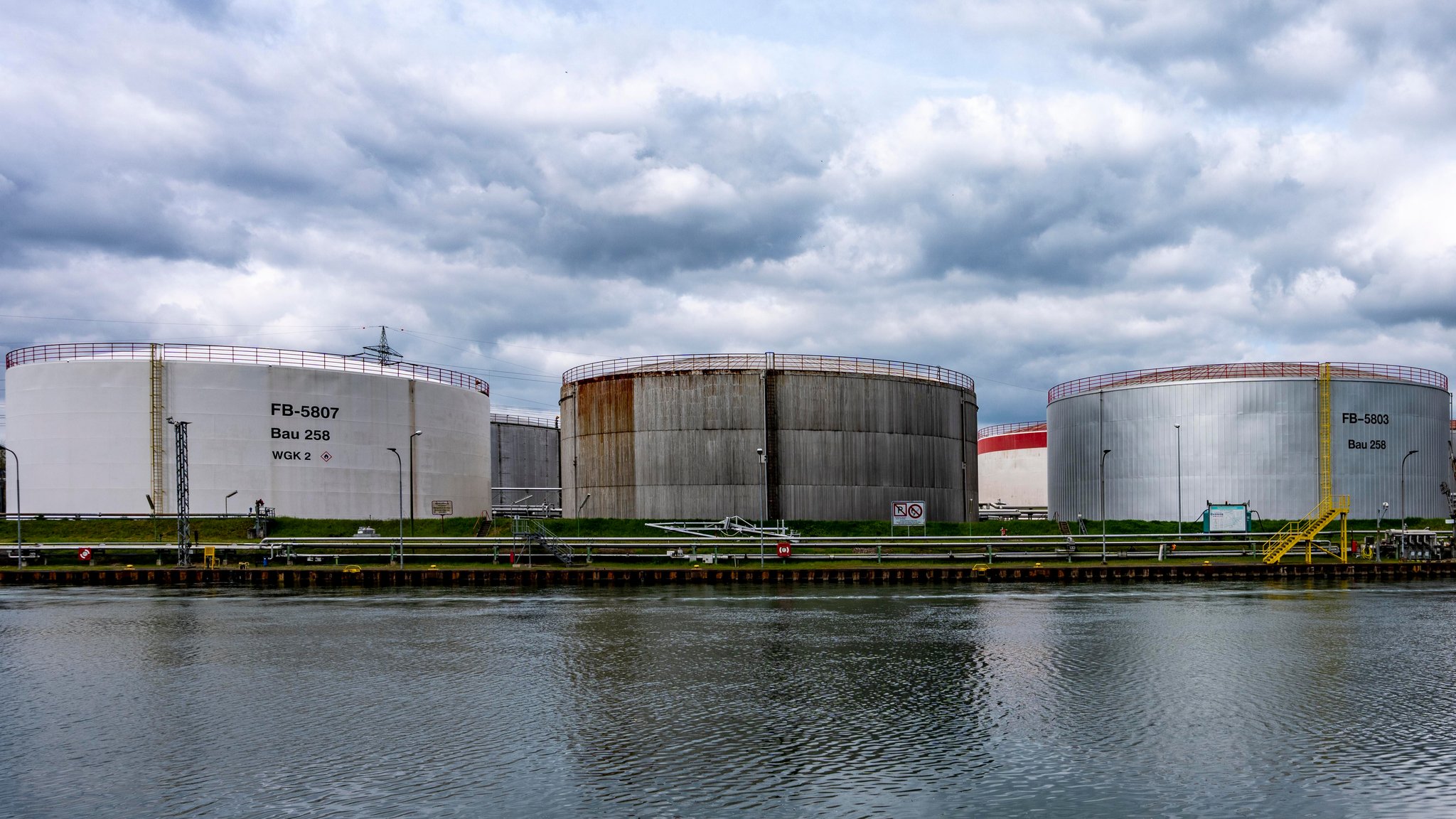 Treibstofftanks in Gelsenkirchen-Horst | Bild: pa/dpa/Jochen Tack Treibstofftanks in Gelsenkirchen-Horst