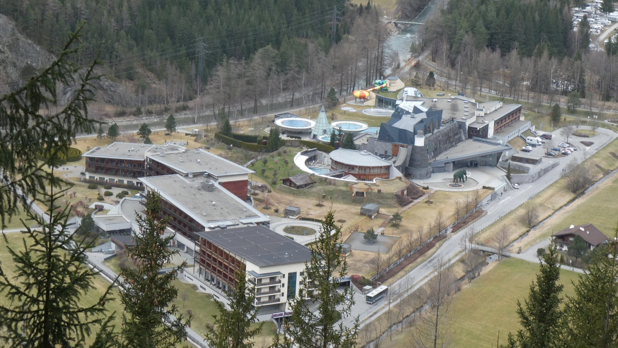 Tourismusinfrastruktur im Tal. Große Wellnesslandschaft. Kann ein Tourismus-Hotspot nachhaltig werden