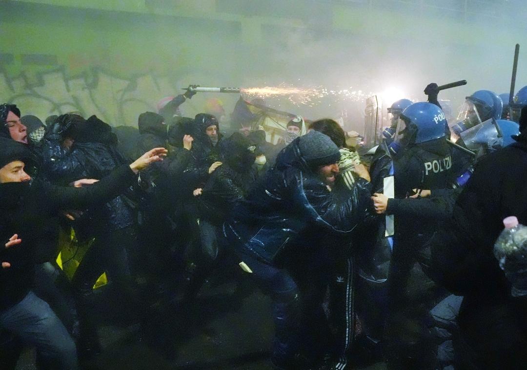 Bei einer Demonstration am Rande der Olympischen Winterspiele ist es in Mailand zu Krawallen gekommen.