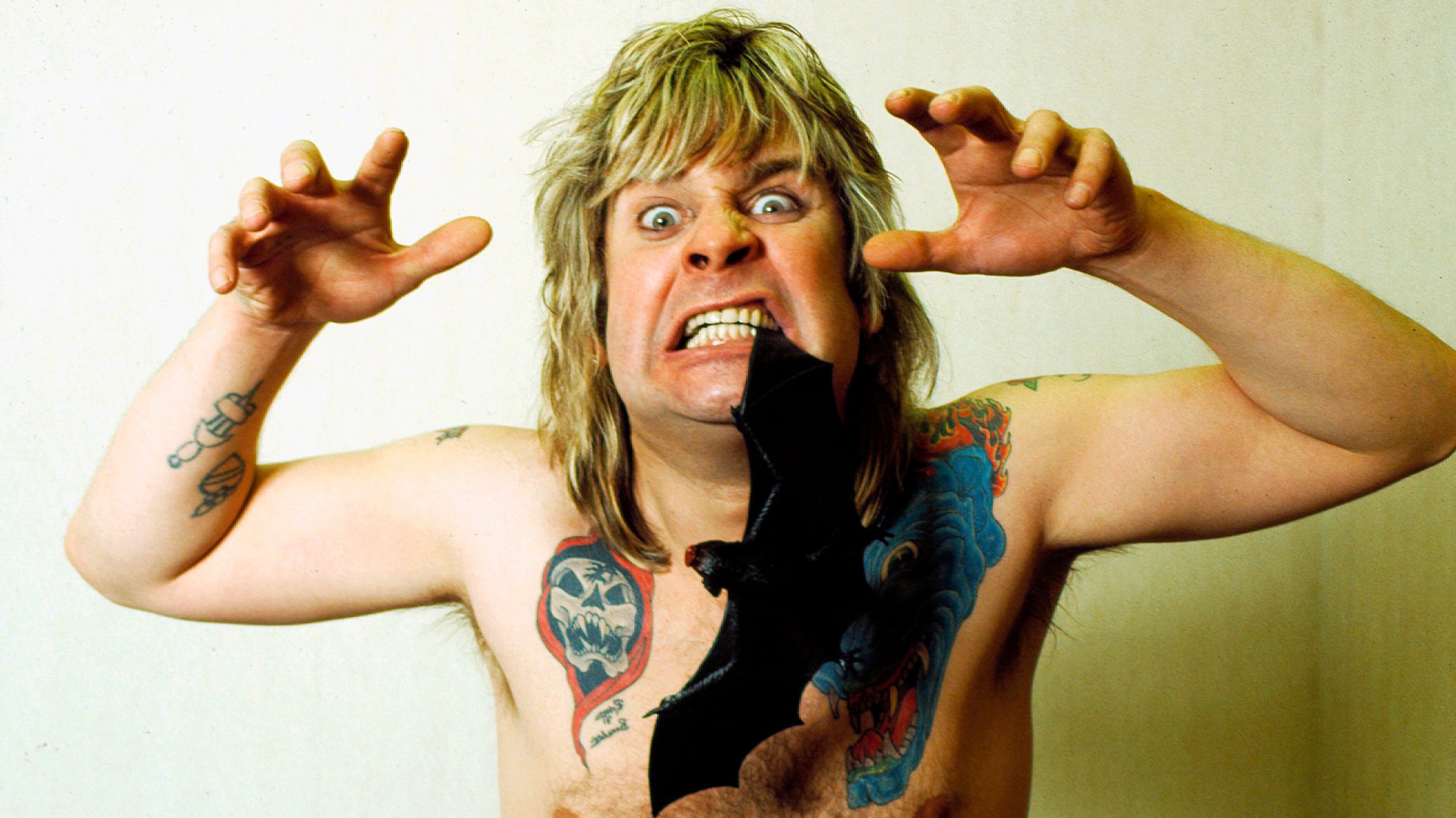 Ozzy Osbourne mit Gummifledermaus 1984 | Bild: picture alliance / Scott Weiner/MediaPunch/IPx | Scott Weiner Ozzy Osbourne mit Gummifledermaus 1984